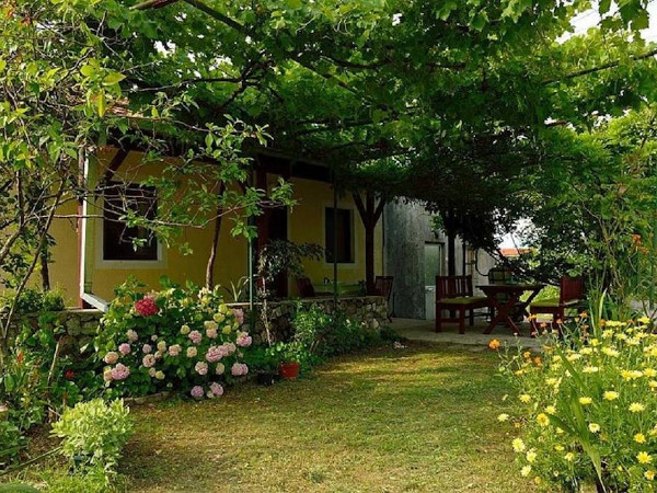 Außenansicht von Hotel und Garten